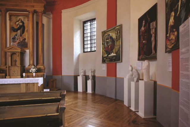 19.gs būvētajā muižnieku Borhu kapelā skatāmas renesanses laikmeta mākslinieku gleznu reprodukcijas un tēlnieces Ēvi Upenieces skulptūras, Raiņa bulvā